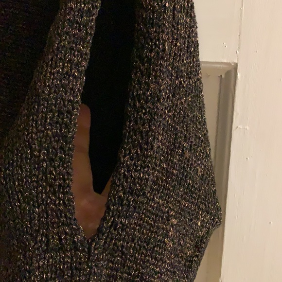 Such a sexy pretty slit sleeve linen top. - Picture 2 of 6